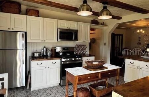 Norfork House | Twin River Stone Cottage - 7 BR/Sleeps 20