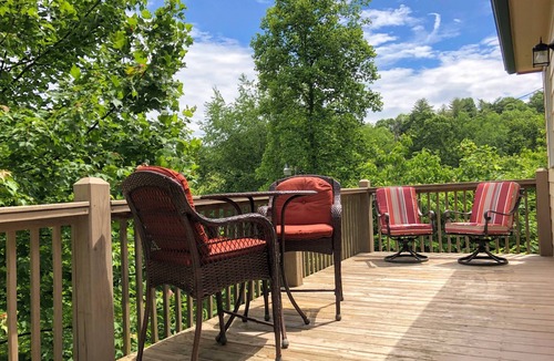 Butler Cabin | Twisted Vines – Tiny Home Getaway Near Watauga Lake, Summer Adventure Awaits