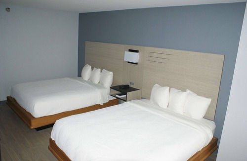 Van Buren Hotel | Two Affordable Rooms with Complimentary Breakfast | Pool Access