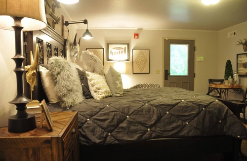 Edmond Bed & Breakfast | Two Hearts Inn