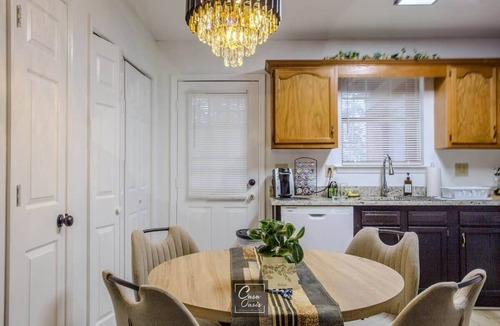 Decatur House | Two Modern 2BR Townhomes Sleeps 8 Decatur AL