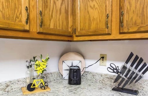 Decatur House | Two Modern 2BR Townhomes Sleeps 8 Decatur AL