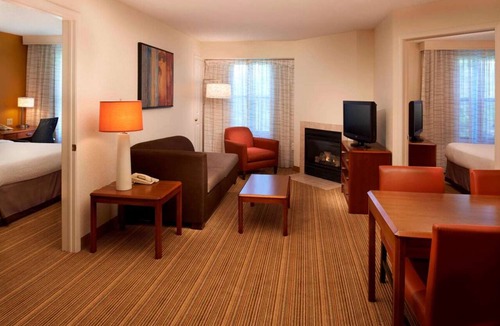 Waukegan Hotel | TWO Pet-friendly 2BR Suite with Full Kitchen! Free Breakfast, Swimming Pool