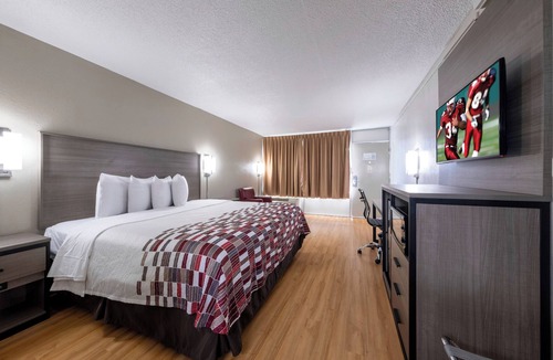 Charlottesville Hotel | Two Private King Units w/Free Breakfast & Parking Near Oakencroft Farm & Winery