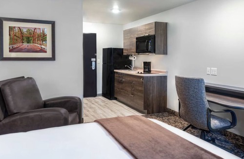 Mitchell Hotel | Ultimate Comfort with Full Kitchen, Fridge, and Outdoor Grill – Near Corn Palace