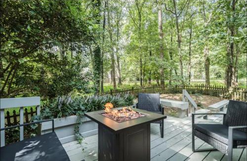 Chapel Hill House | UNC Game Day Retreat, Hot Tub, Near Stadium and Franklin St