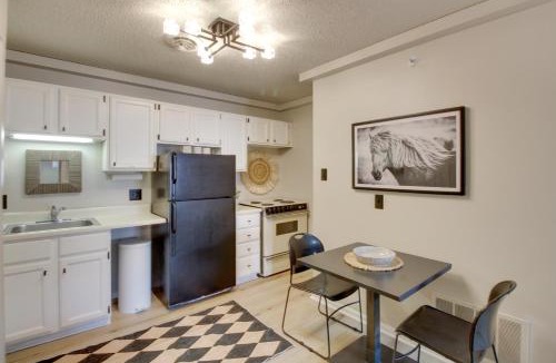 Louisburg House | Unique Aparthotel Stay 15 Mi to Overland Park