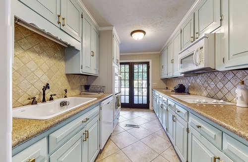 Vincent House | Unique find on Logan Martin! Cozy, spacious and family friendly.