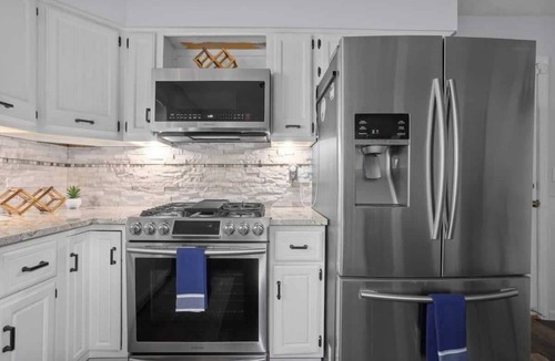 Platte City House | Unique Gaming Suite Sleeps 10 Mins to Airport