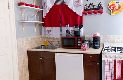 Spruce Hill Apartment | University City Cozy Gem