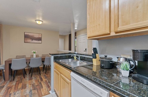 McNeil House | Up to 32 People - Luxurious Home