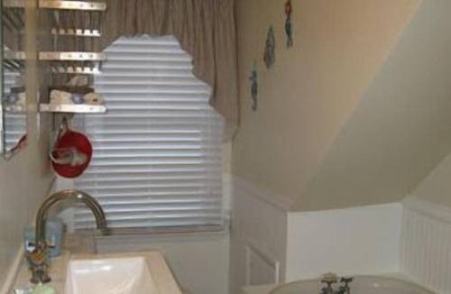 Surf City Apartment | Updated 1 bedroom second floor duplex on the oceanblock in Surf City