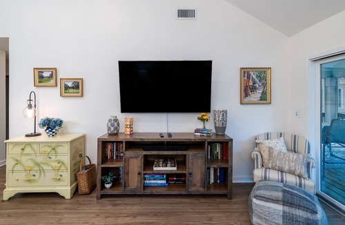 Tarpon Pond House | Updated 2 Bedroom Villa! Convenient to Clubhouse, Pools, Beaches! Pet Friendly!
