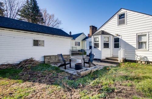 Waterloo House | Updated & Charming! Waterloo Home w/Patio