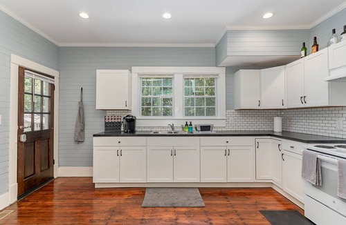 Sanford House | Updated historic 3b1.5b house minutes from old downtown w/deck & work space