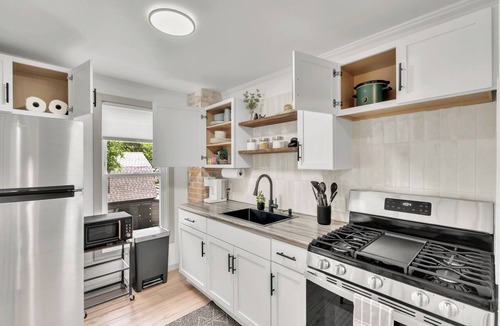 Davenport Apartment | Upper Suite | Bright & Comfortable QC Stay
