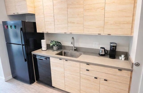 Downtown Des Moines Apartment | Urban Jungle Retreat (417)