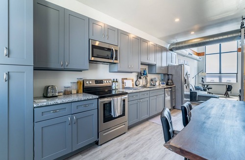 East Passyunk Crossing House | Urban Oasis in Philly! Private Rooftop, 2 workspaces, included GARAGE AT REQUEST