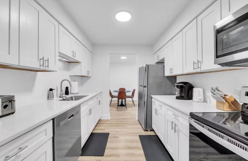 Oak Park Apartment | Urban Oasis in the Heart of Oak Park