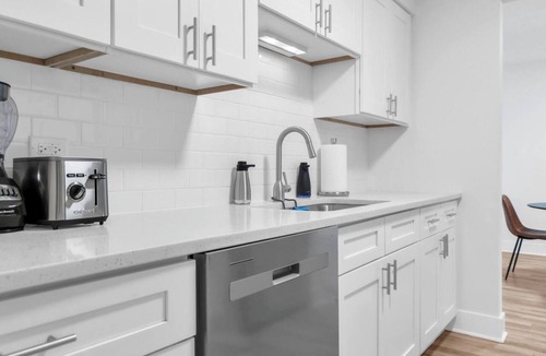 Oak Park Apartment | Urban Oasis in the Heart of Oak Park