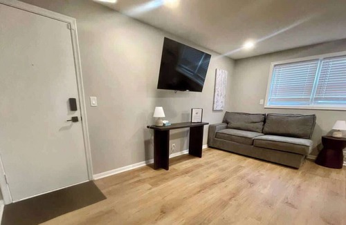 Joslyn Castle Apartment | Urban Retreat: Walk to UNMC, Free Parking