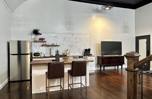 McKittrick Apartment | Vaudeville Suite, Romantic King Stay Just 4 Min from Hermann Wineries