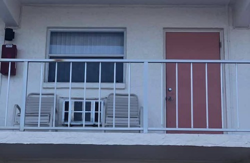 Golden Beach Condo | Venice Beach Studio – Pool & Private Shore
