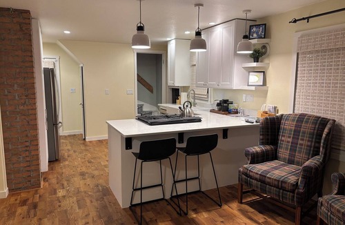 Decorah House | Veranda House Decorah - King Bed, Sauna, sleeps 6, Huge Screened Porch