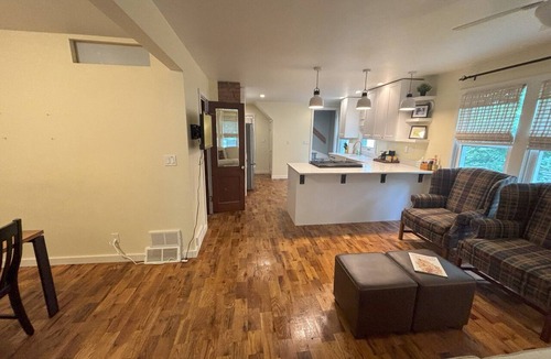 Decorah House | Veranda House Decorah - King Bed, Sauna, sleeps 6, Huge Screened Porch
