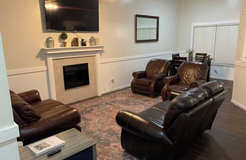 Country Club House | Very convenient & modern with golf course view.Many restaurants/shops.Private Dr
