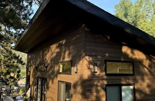 Keystone Cabin | Vibrant Modern Cabin Haven near Mount Rushmore in South Dakota