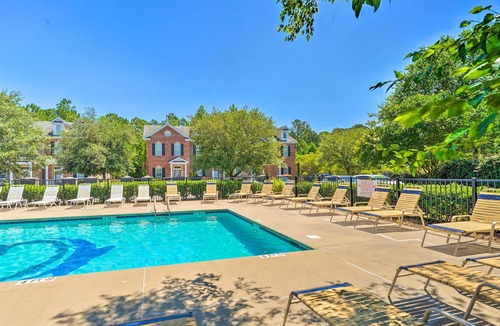 Castle Hayne House | Vibrant Pet-Friendly Townhome w/Smart TVs!