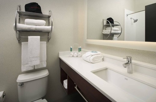 Ruckersville Hotel | Vibrant Room Perfect for Couples Visiting Local Vineyards Nearby