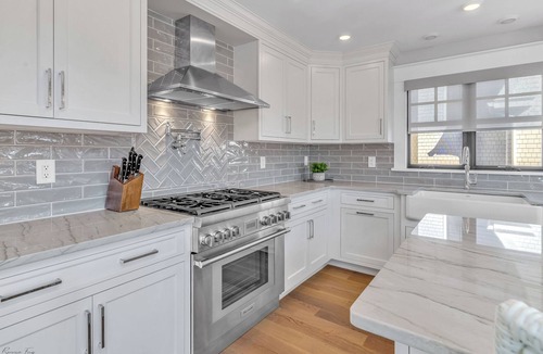 Avalon House | Victory Bliss - 6 bedroom/6 on-suite - Sleeps 16 - Pool & Elevator by Victory