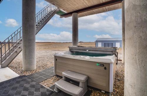 Renner House | Views, Hot Tub & Rooftop Deck! Iowa Family Home