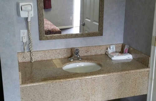 Smithville House | Village Inn and Suites