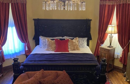 St. Joseph Bed & Breakfast | Vineyard Mansion - Benjamin Room - King Bed