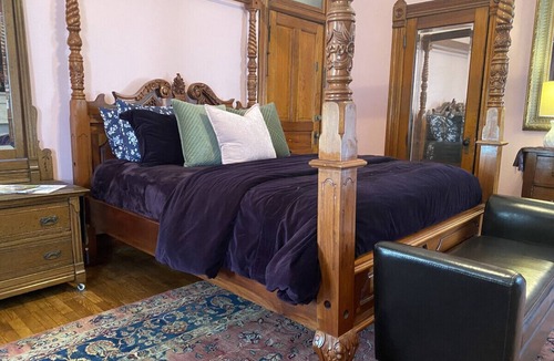 St. Joseph Bed & Breakfast | Vineyard Mansion - Lincoln Room - 1 Queen Bed