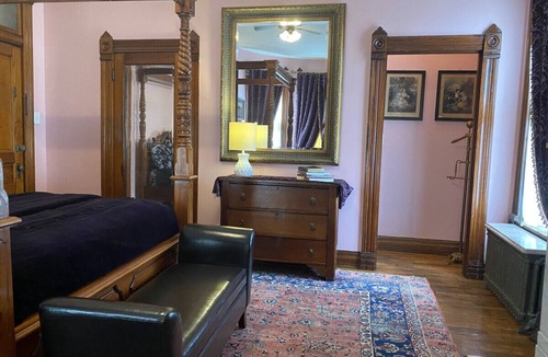St. Joseph Bed & Breakfast | Vineyard Mansion - Lincoln Room - 1 Queen Bed