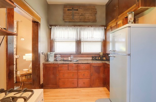 Belle Plaine House | Vintage Belle Plaine Farmhouse w/Fire Pit!