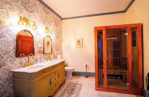 Maryville House | Vintage High St. Suite Wellness Suite