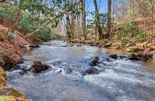 Hiawassee House | Vintage Luxury Mountain Cabin, Creekside, King Bed, Spa, Fire Pit, Game Room, DogsOk