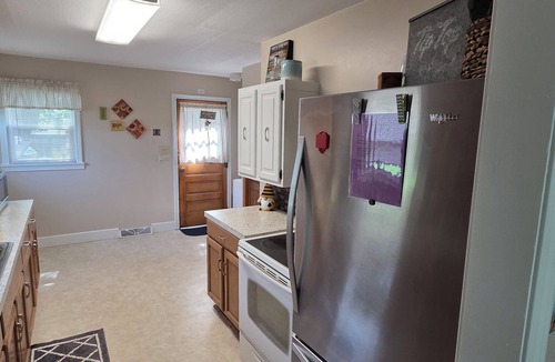Russell House | Vintage on Lincoln - 3-bedroom 1 bath house in Russell,Ks.