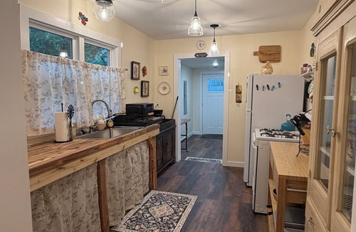 Pawnee Cottage | Vintage Whitfield Cottage Retreat 3 Bedroom 2 Bath Sleeps 7