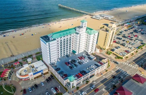 Northeast Virginia Beach Villa | Virginia Beach | City View Escape | Pool & Beach | Studio