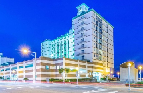 Northeast Virginia Beach Villa | Virginia Beach | City View Escape | Pool & Beach | Studio