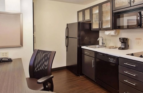 Ashley Oaks Hotel | Visit the Lakeshore Park! Private Kitchen & FREE Parking! Pets Allowed, Gazebo!