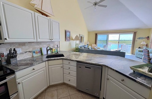 Avalon House | Wake up to breathtaking bay views and end each day with spectacular sunsets from this beautifully appointed four-level bayfront townhouse.
