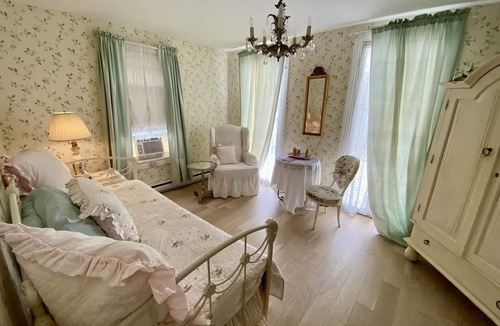 Spring Lake Bed & Breakfast | Walden on the Pond Hotel