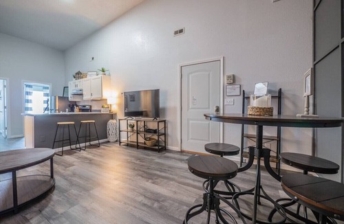 Maryville Apartment | Walk to bars and restaurants! Pet friendly.